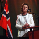 9. desember: Dronningen deler ut Dronning Sonjas Skolepris til Thor Heyerdahl Videregående Skole i Larvik. Foto: Sven Gj. Gjeruldsen, Det kongelige hoff.